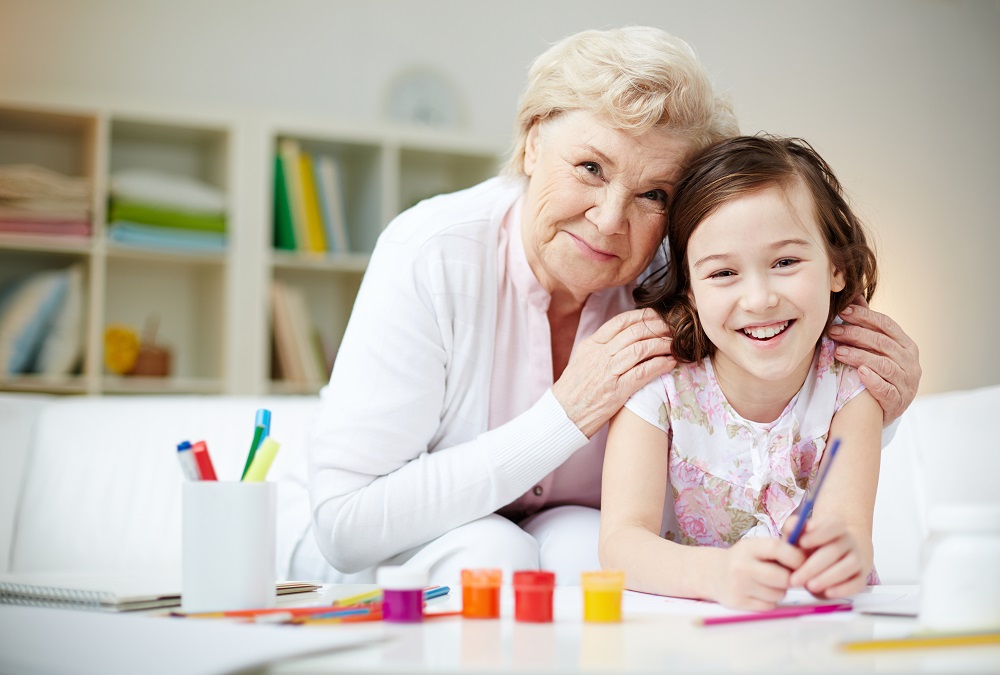 oma thuis met kleinkind, ouderen welzijn